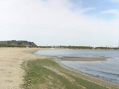 八景島に続く海の公園の砂浜